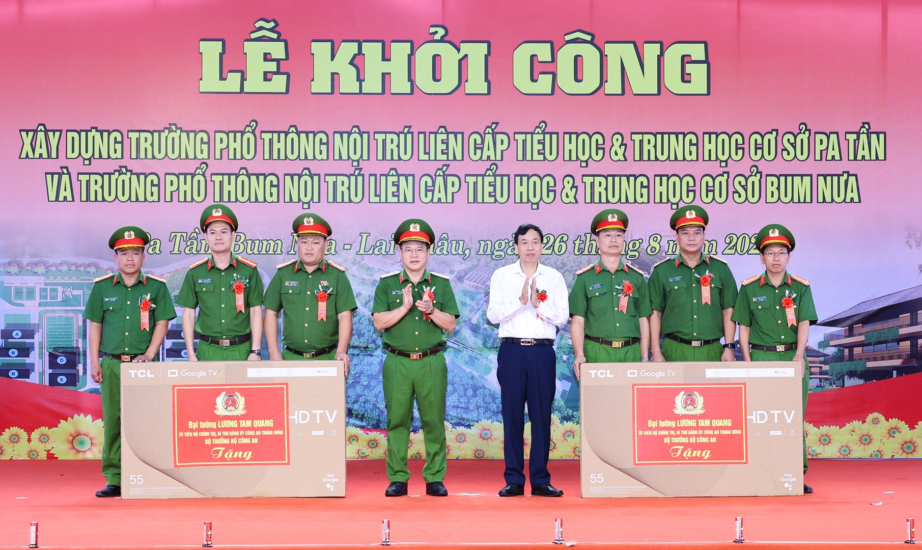 Thượng tướng Nguyễn Văn Long và đồng chí Lê Văn Lương - Chủ tịch UBND tỉnh Lai Châu trao quà của Bộ trưởng Bộ Công an cho Công an 2 xã Pa Tần và Bum Nưa.jpg