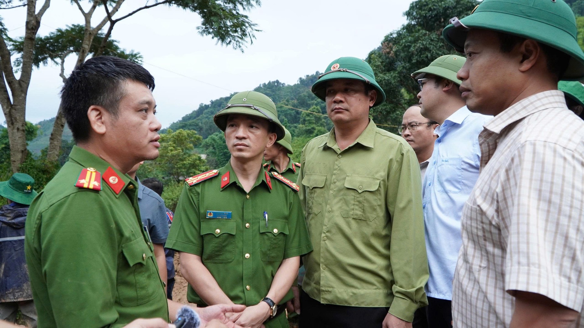 2. Đồng chí Trần Tiến Dũng, Phó Bí thư Tỉnh ủy (Áo kẻ trắng ngoài cùng bên phải) chỉ đạo công tác cứu hộ cứu nạn tại xã Xa Dung..jpg