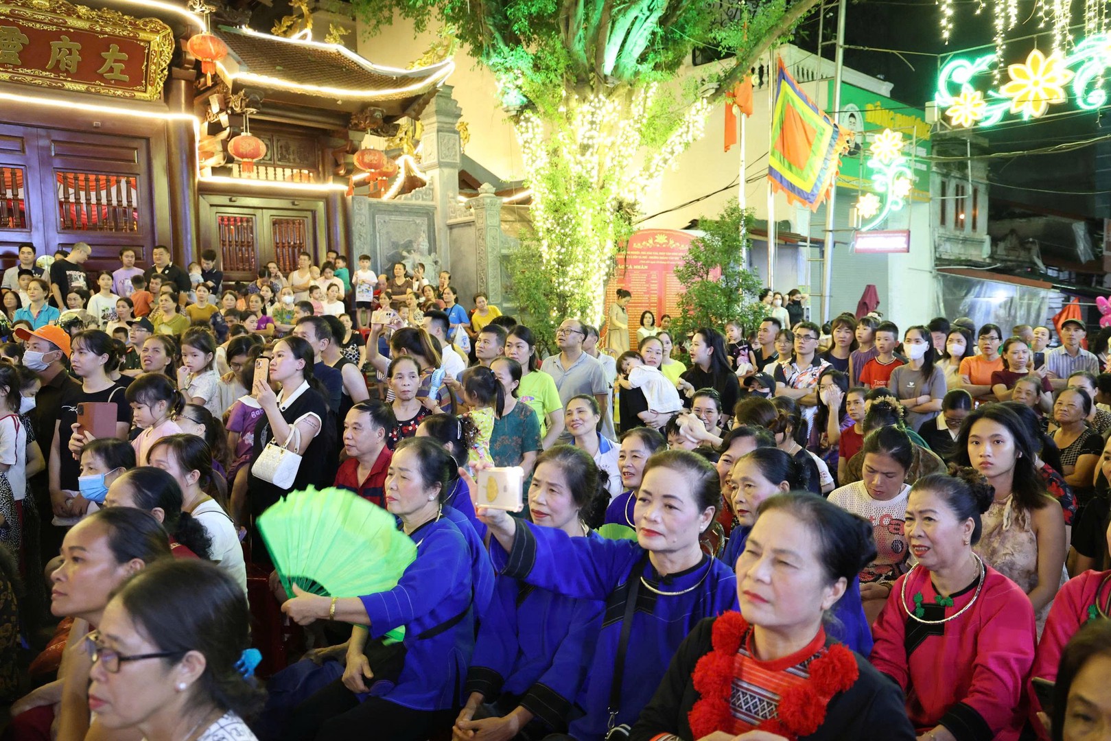 Ảnh 10. Nhân dân và du khách theo dõi chương trình.jpg