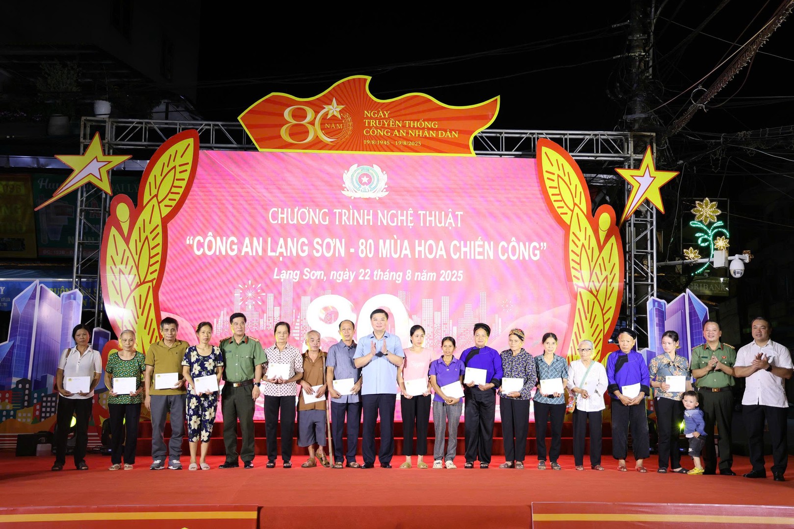 Ảnh 6. Các đồng chí lãnh đạo Công an tỉnh tặng quà cho các gia đình chính sách, có hoàn cảnh khó khăn trên địa bàn.jpg