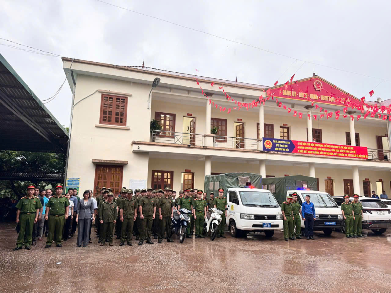 Ảnh 4. Cán bộ, chiến sĩ Công an xã Lợi Bác, tỉnh Lạng Sơn và lực lượng tham gia bảo vệ an ninh, trật tự cơ sở diễu hành tuyên truyền, biểu dương lực lượng.jpg
