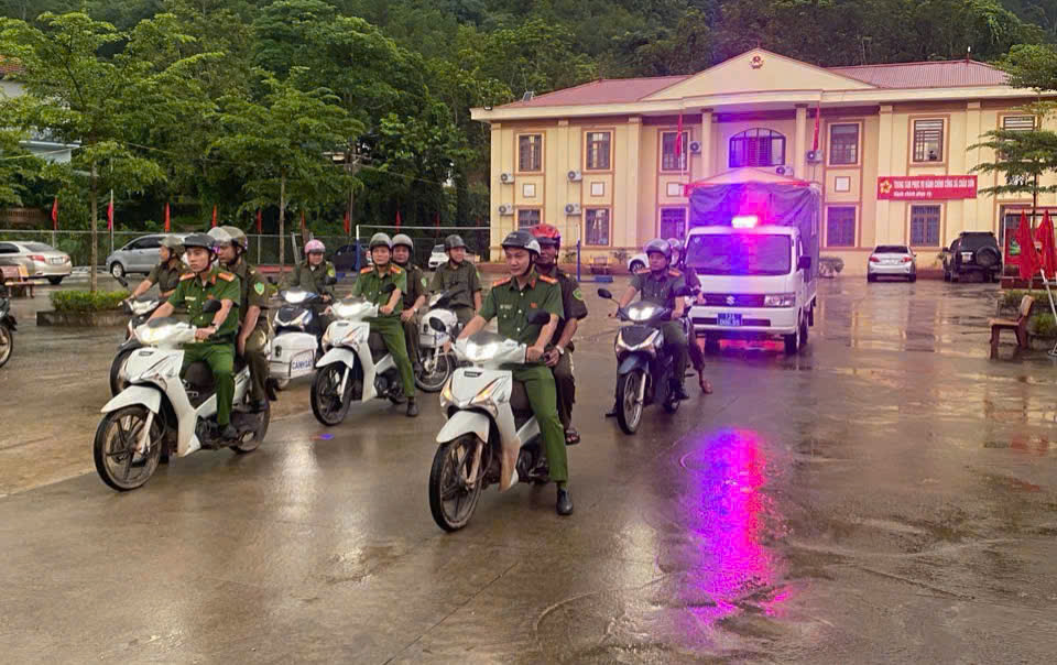 Ảnh 2. Cán bộ, chiến sĩ Công an xã Châu Sơn, tỉnh Lạng Sơn và lực lượng tham gia bảo vệ an ninh, trật tự cơ sở diễu hành tuyên truyền, biểu dương lực lượng.jpg
