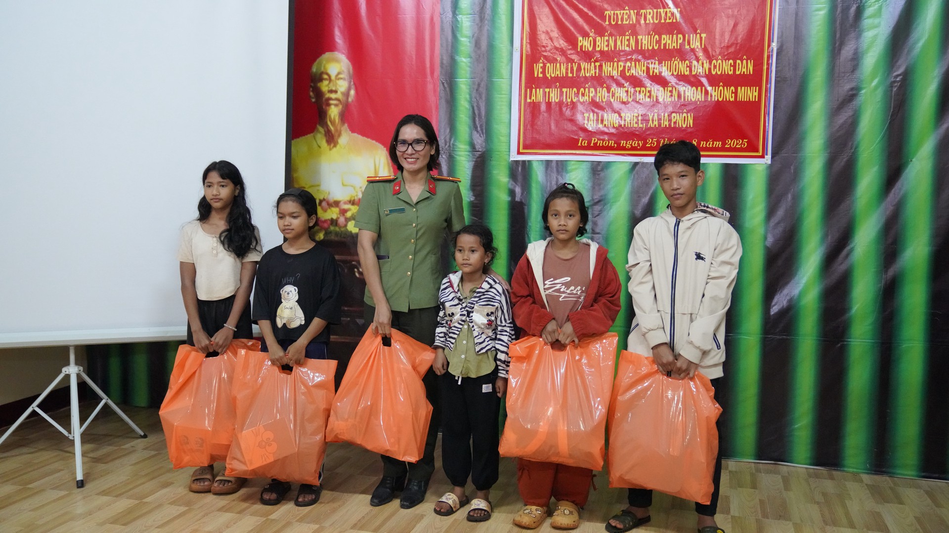 4 TRAO QUA CHO HS NGHEO VUOT KHO.JPG