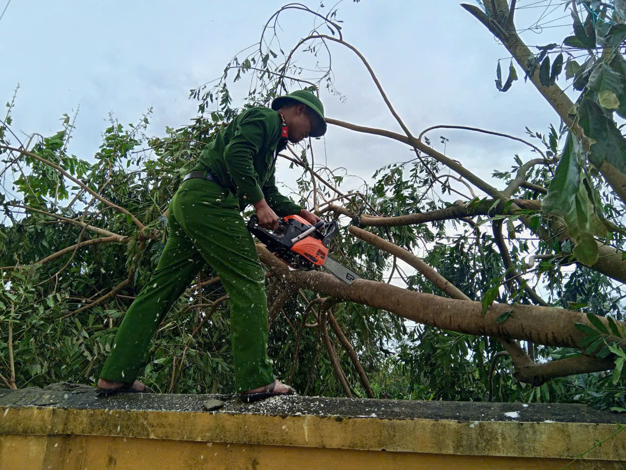 Tại xã Đông Kinh, cán bộ, chiến sĩ đã chung tay cùng giáo viên và phụ huynh khắc phục hậu quả tại các trường học trên địa bàn.jpg