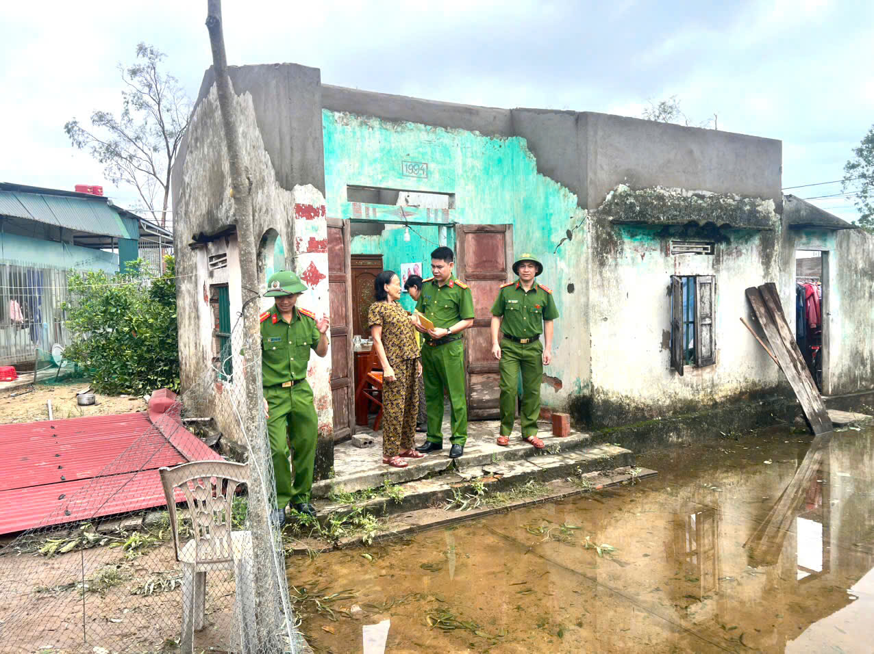 Đại tá Nguyễn Phi Hải, Phó Giám đốc Công an tỉnh đã trực tiếp đến thăm hỏi, động viên gia đình bà Bùi Thị Hường ở thôn Hải Lợi.jpg