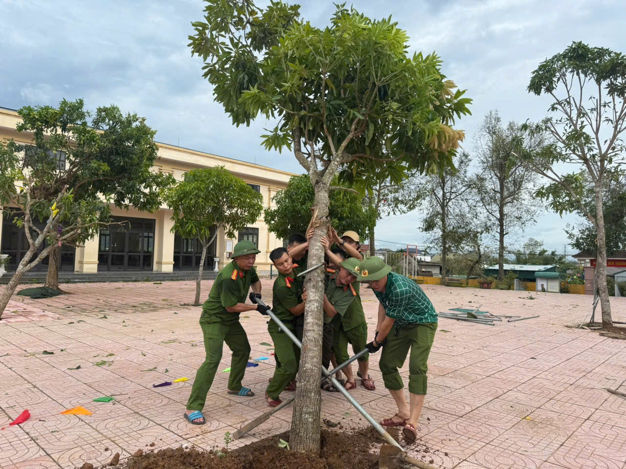 Công an xã Nghi Xuân hỗ trợ các trường học trên địa bàn khắc phục sau bão.jpg