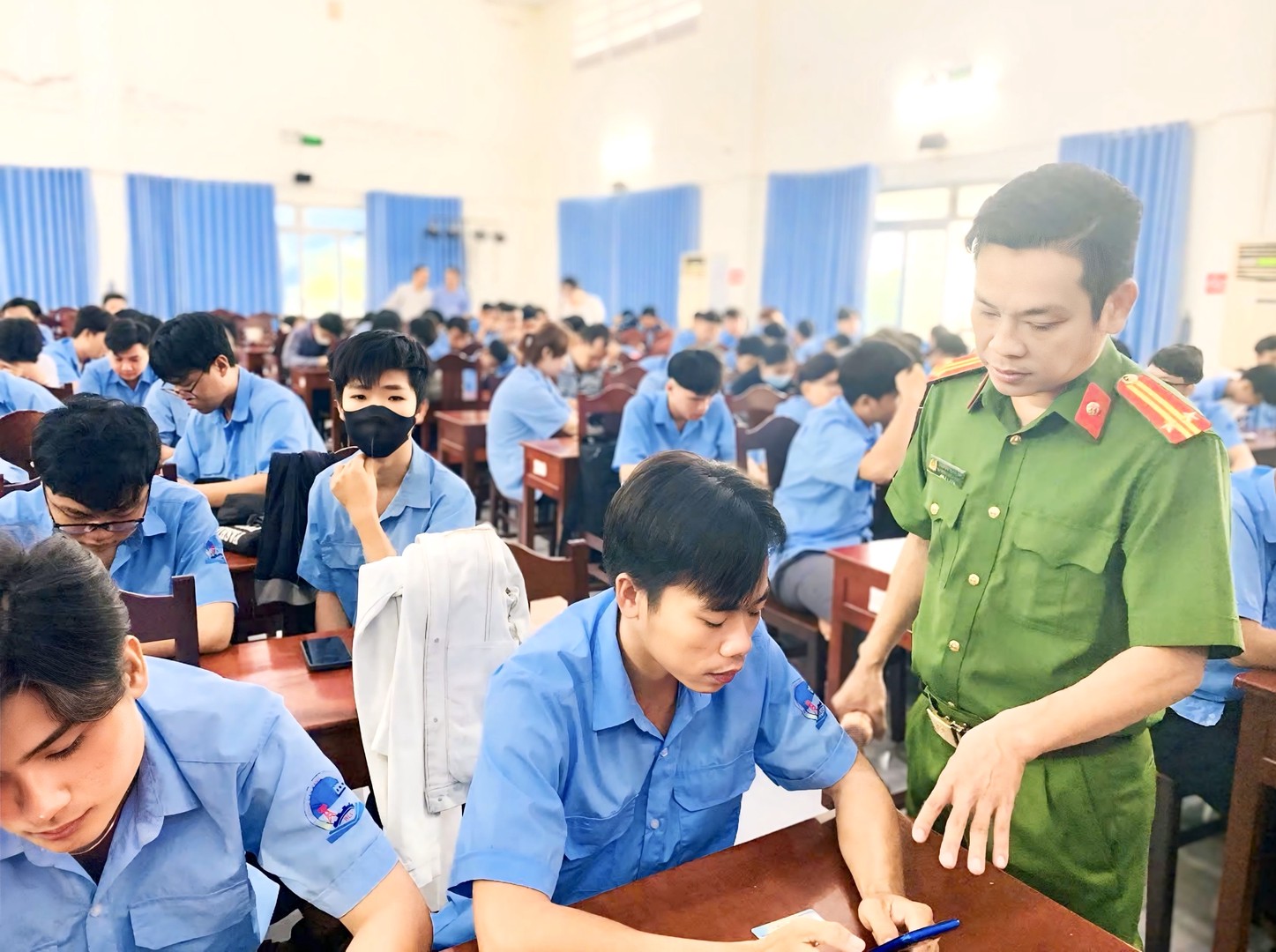 Công an phường hướng dẫn cán bộ, giảng viên, học sinh, sinh viên gửi góp ý sửa đổi Hiến pháp trên VNeID.jpeg