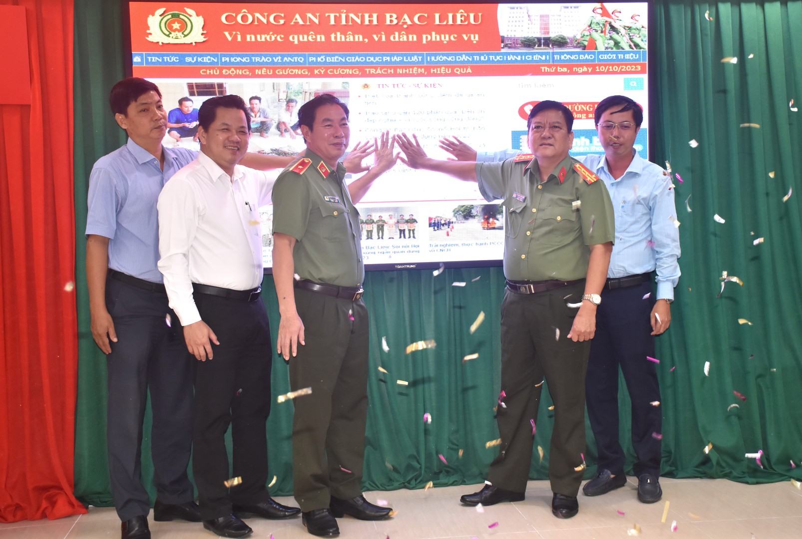 Các đại biểu nhấn nút ra mắt giao diện mới của Trang Thông tin điện tử Công an tỉnh Bạc Liêu.JPG