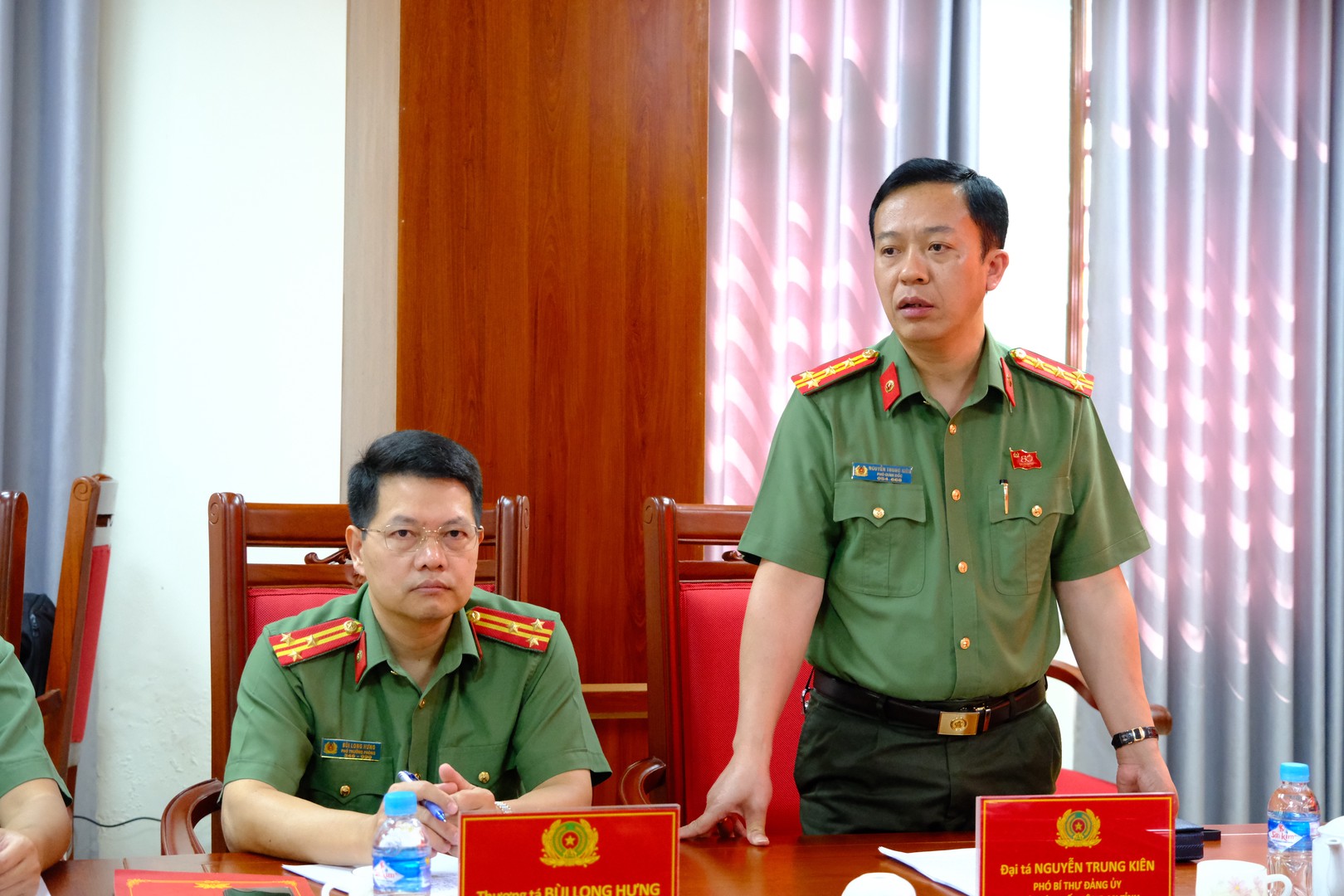 Đại tá Nguyên Trung Kiên, Phó Giám đốc Công an tỉnh phát biểu tại hội nghị.JPG