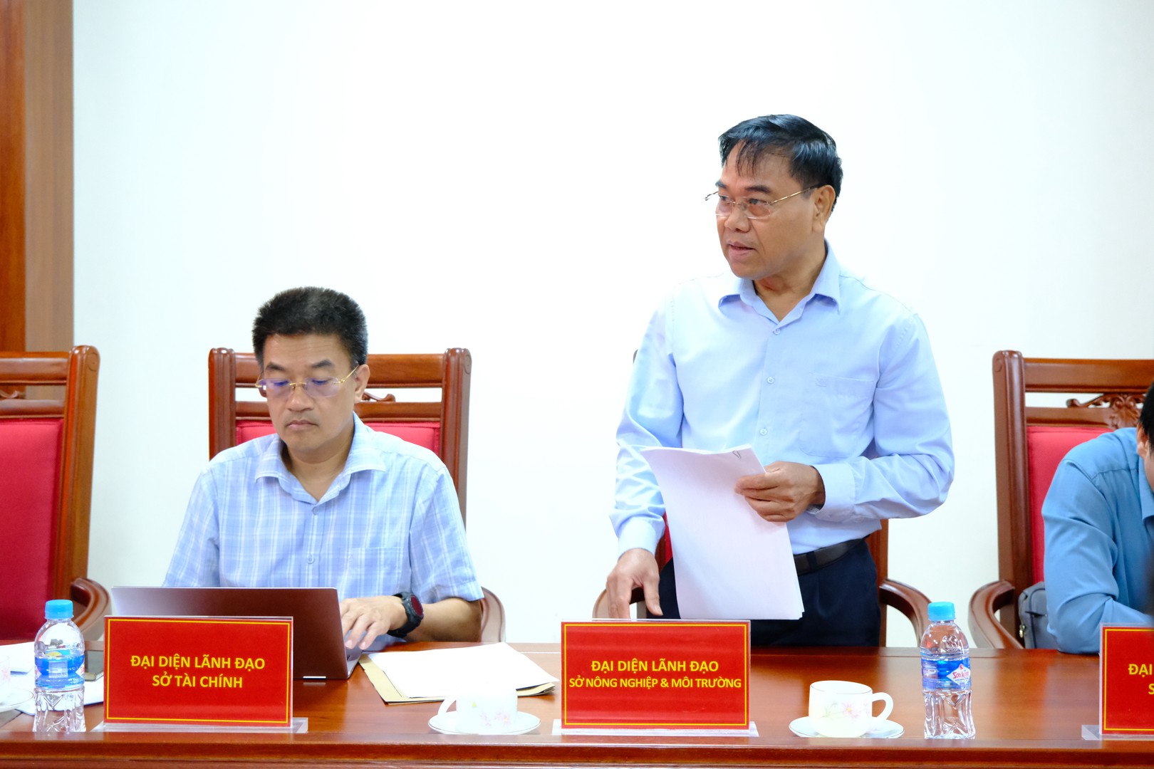 Đại diện lãnh đạo sở Nông nghiệp và môi trường phát biểu kiến nghị đề xuất các vấn đề liên quan đến hồ đập, đê bao trên địa bàn.JPG