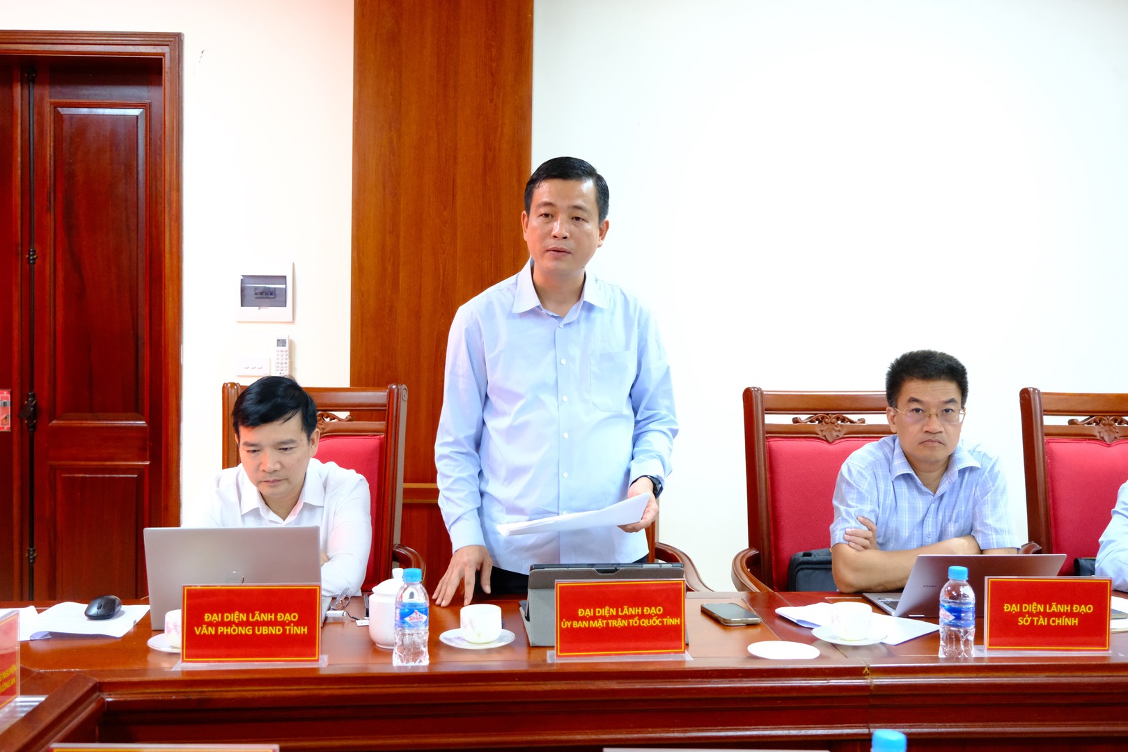 Đại diện lãnh đạo UBMTTQ tỉnh phát biểu kiến nghị các vấn đề liên quan đến việc hỗ trợ nhân dân khắc phục hậu quả sau bão.JPG