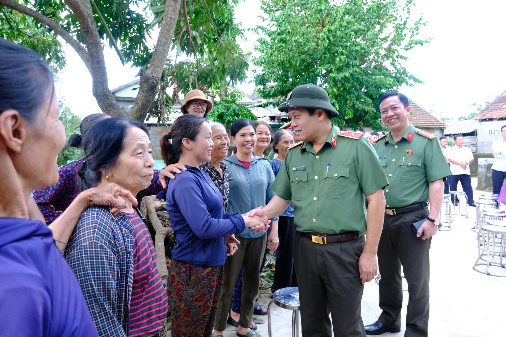 Thăm hỏi động viên người dân xã Gia Hanh.JPG