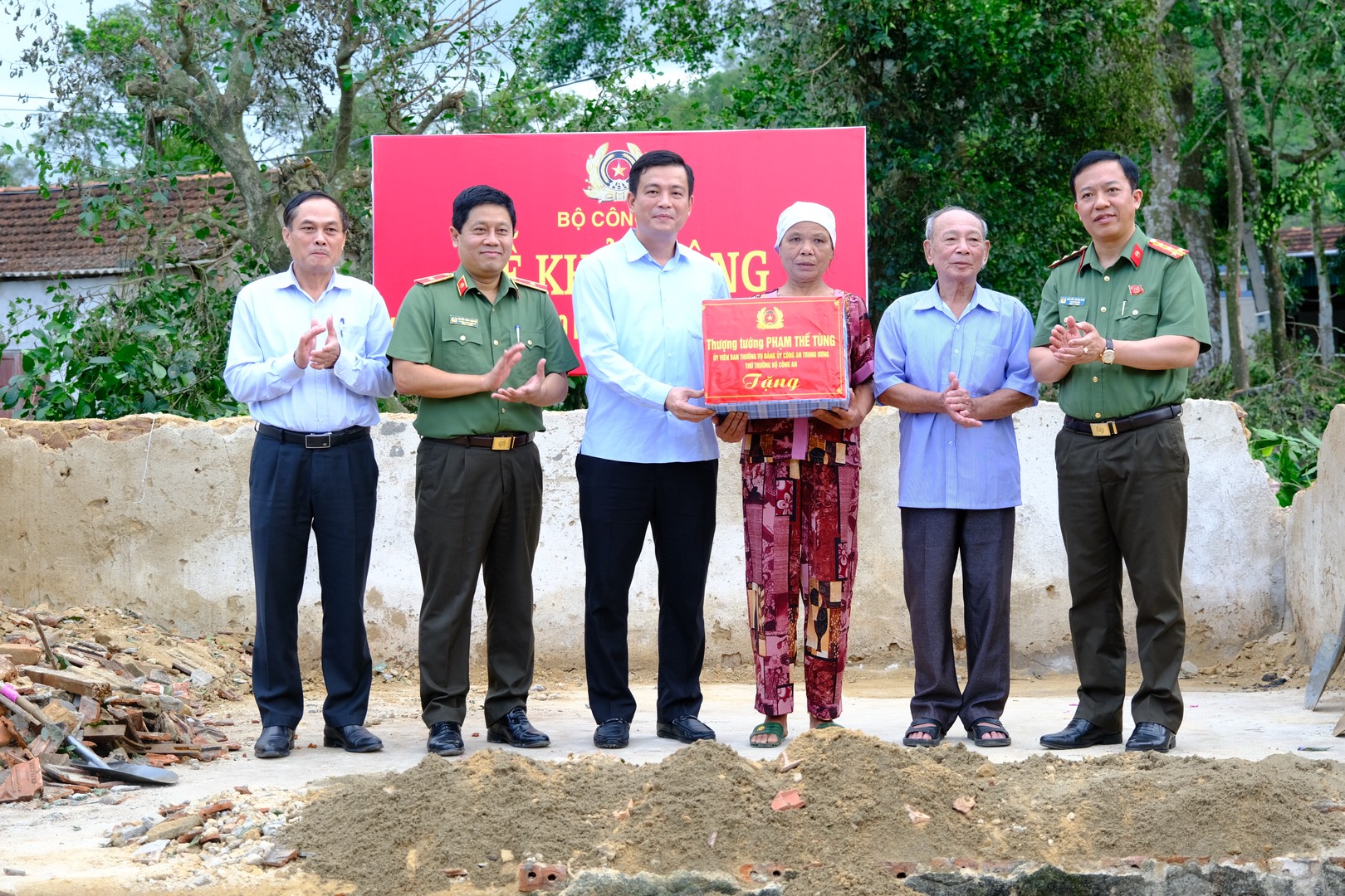 Trao quà Thượng tướng Phạm Thế Tùng cho bà Nguyễn THị Lộc.JPG