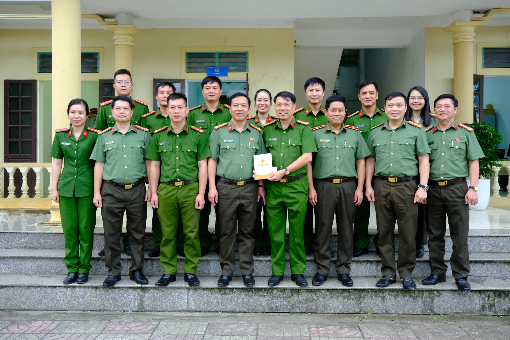 Công an tỉnh tặng quà cho Công an xã ĐỒng Lộc.JPG