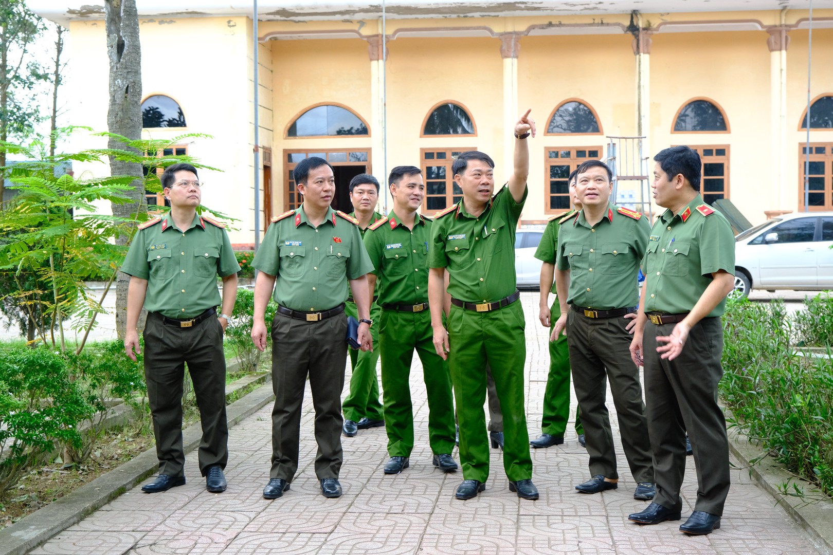 Đoàn khảo sát mức độ thiệt hài do bão số 5 gây ra tại trụ sở Công an xã Đồng Lộc.JPG