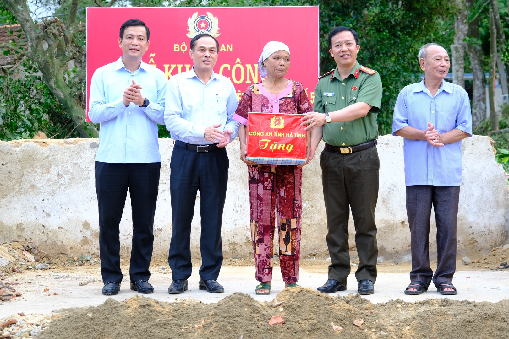Công an tỉnh tặng quà cho Bà Lộc.JPG