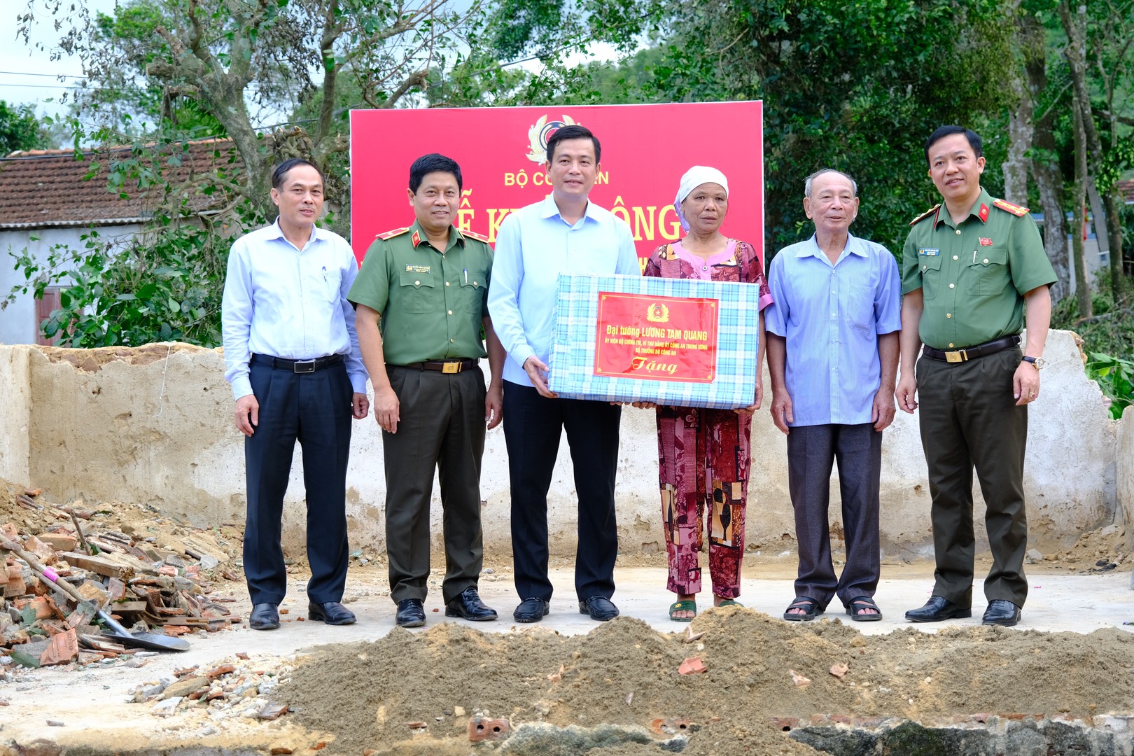 Trao quà Bộ trưởng Bộ Công an cho bà Lộc.JPG