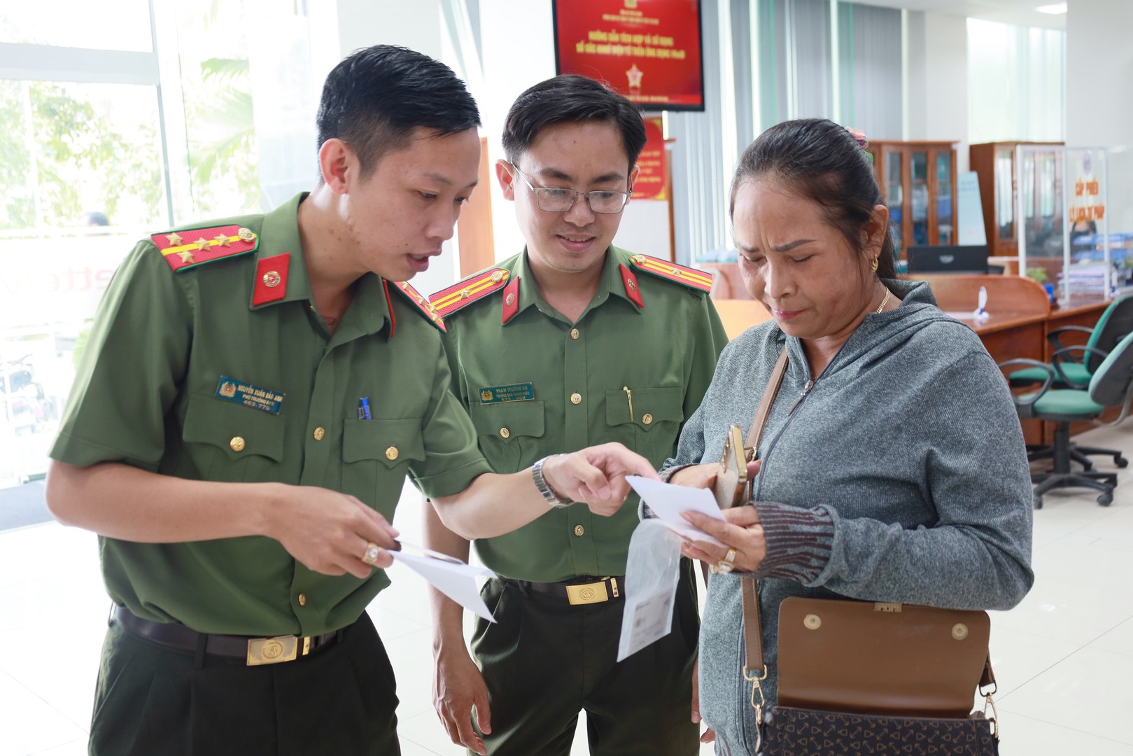 HỖ TRỢ NGƯỜI DÂN.JPG