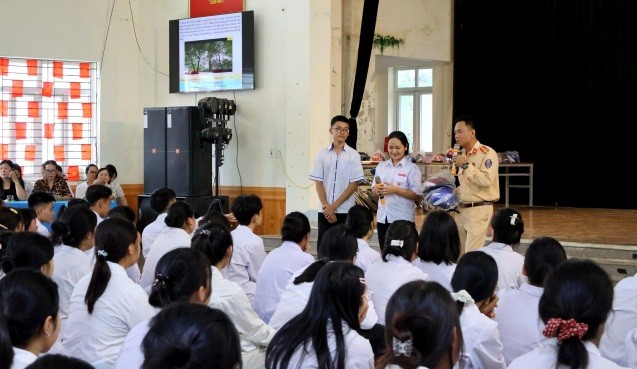 Các em học sinh tham gia trả lời hỏi đáp pháp luật.jpg
