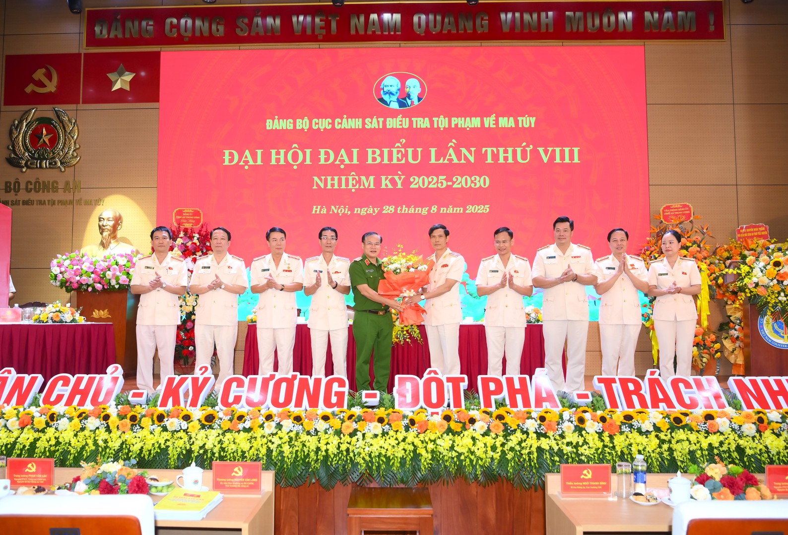 2 tang hoa.jpg