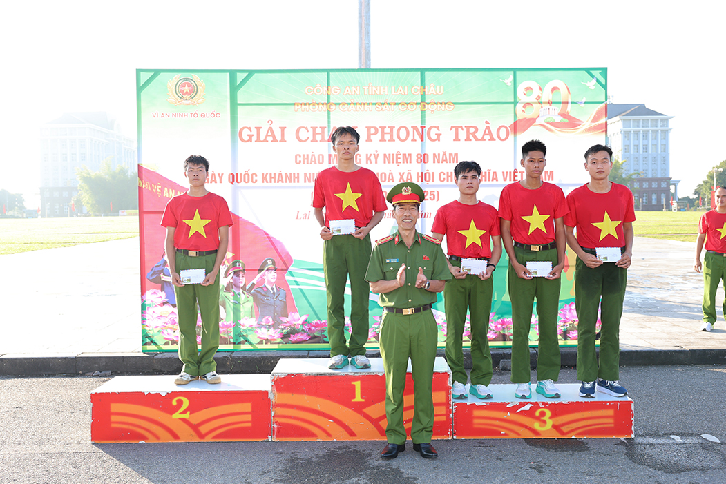Thượng tá Vũ Việt Dũng - Trưởng phòng Cảnh sát Cơ động trao giải.jpg