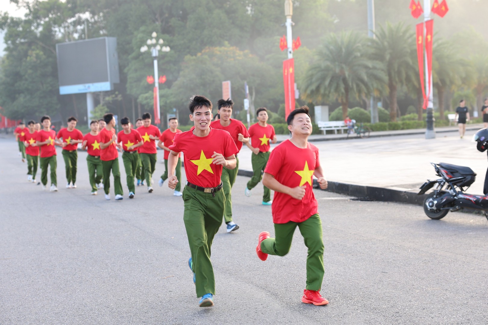 Mỗi cán bộ chiến sĩ nỗ lực rèn luyện thể dục thể thao, nâng cao sức khỏe đáp ứng yêu cầu nhiệm vụ công tác.jpg
