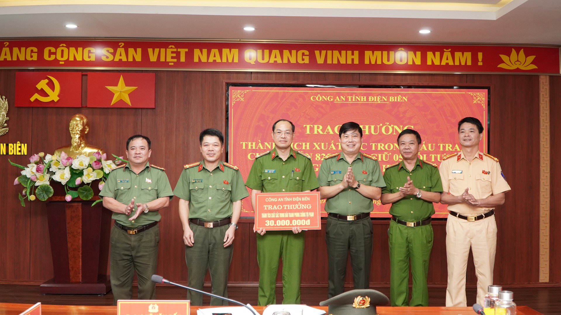 Đại tá Vũ Văn Đấu, Giám đốc Công an tỉnh khen thưởng các lực lượng tham gia chuyên án.JPG