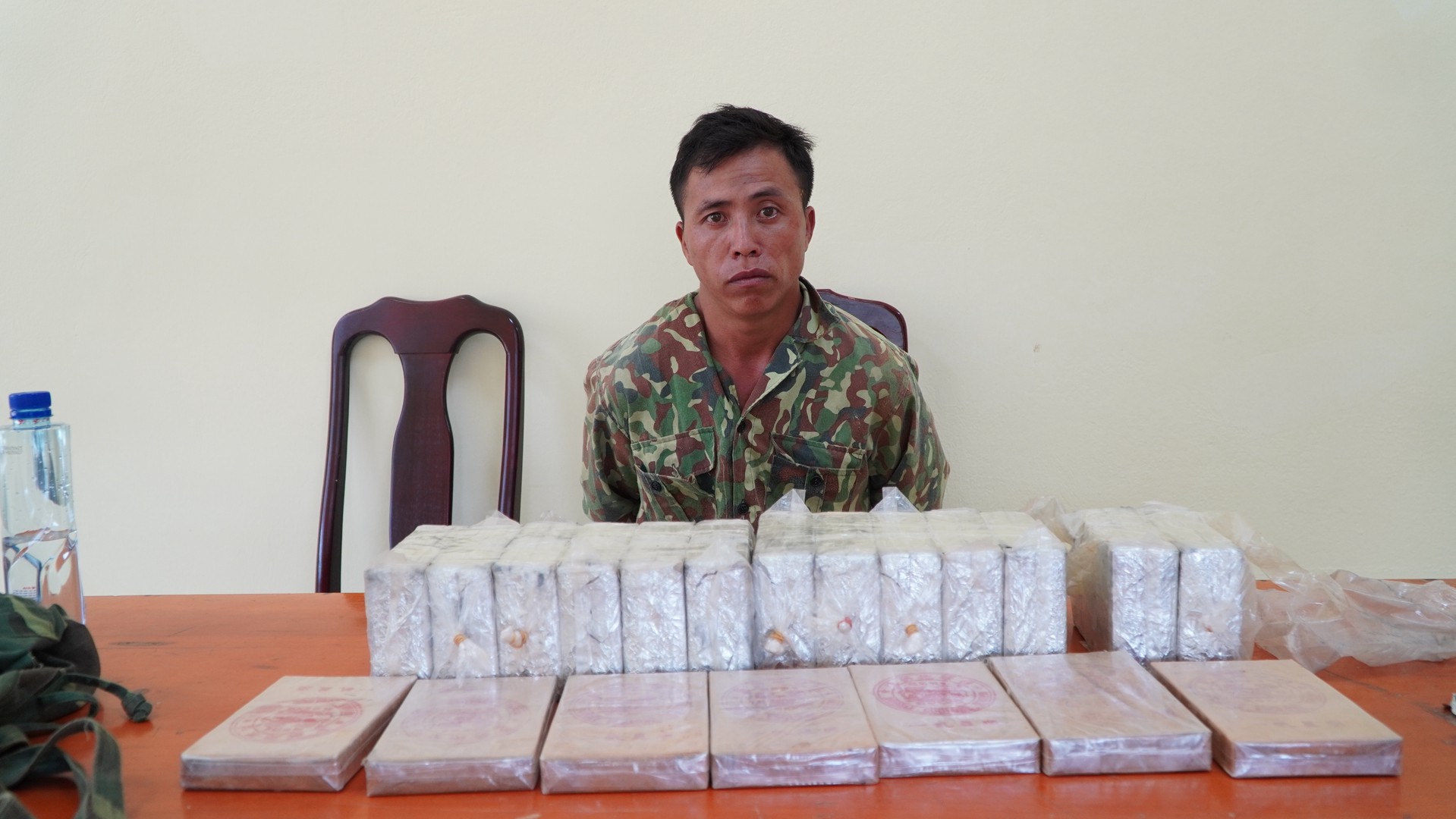 Đối tượng Lầu A Chu cùng tang vật 33 bánh heroin.JPG
