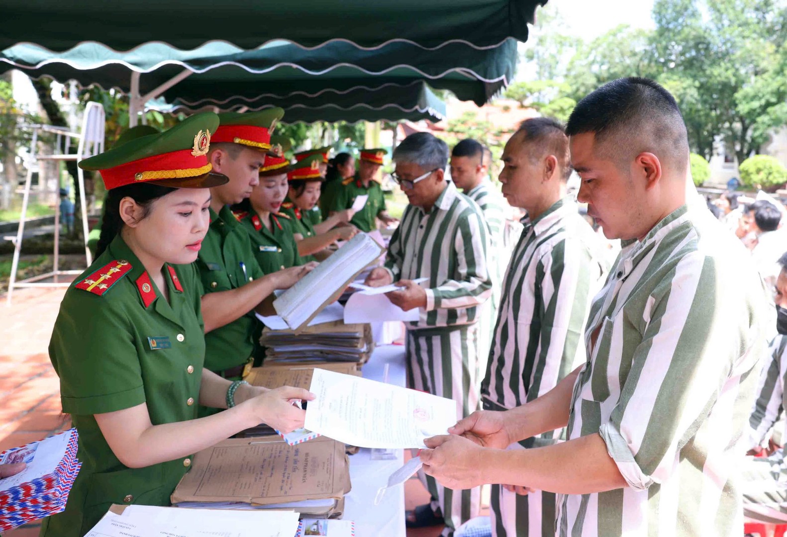 2 lam thu tuc.jpg
