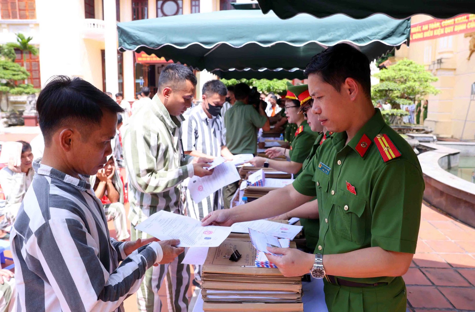 2 lam thu tuc 2.jpg