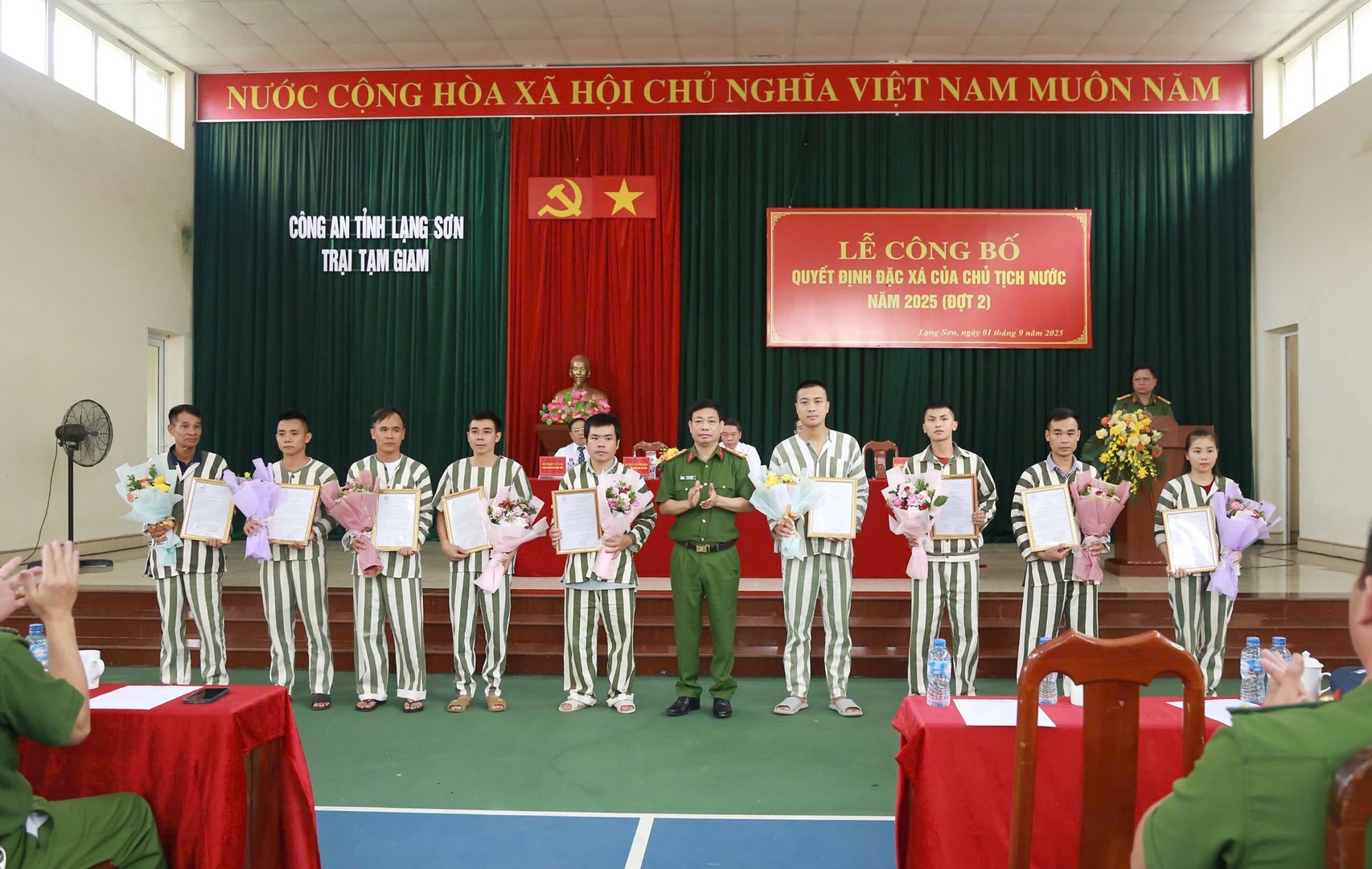 Ảnh 4. Lãnh đạo Công an tỉnh trao quyết định đặc xá cho các phạm nhân.jpg