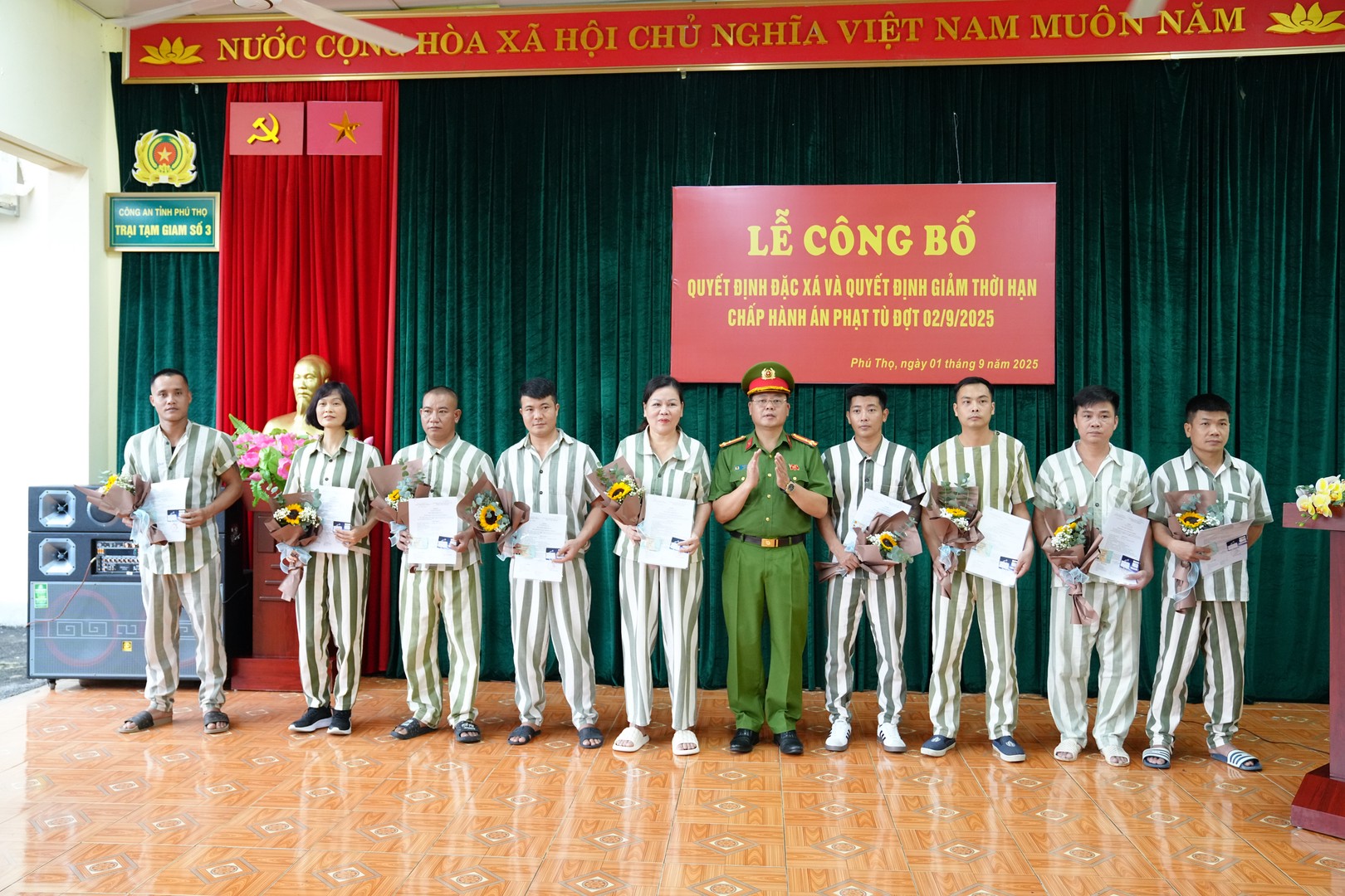 Thượng tá Phạm Hùng, Phó Thủ trưởng Cơ quan Thi hành án hình sự, Giám thị Trại tạm giam số 3 trao Quyết định cho các phạm nhân được đặc xá.JPG