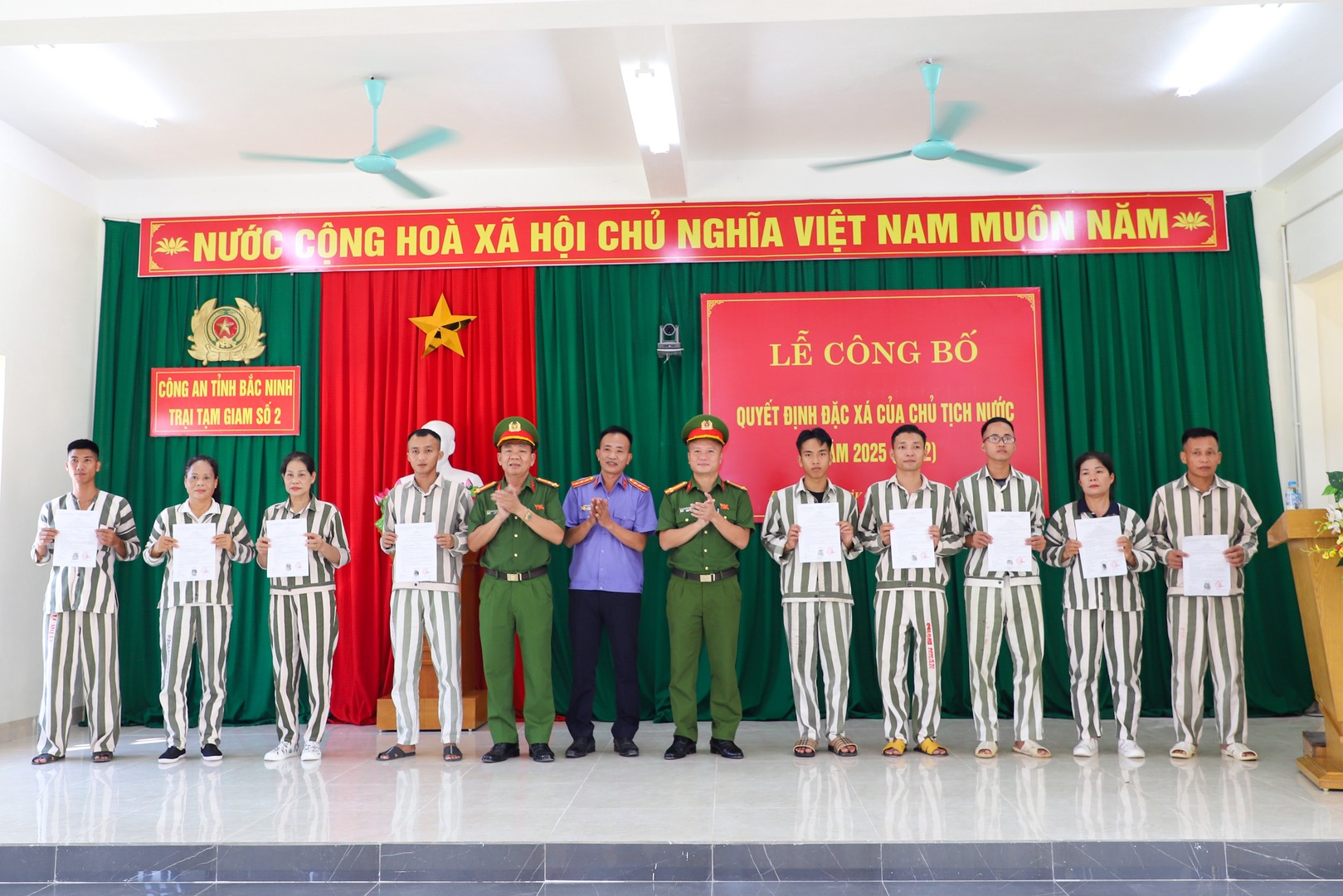 Các phạm nhân tại Trại tạm giam số 2 được đặc xá đợt 2 năm 2025.jpg