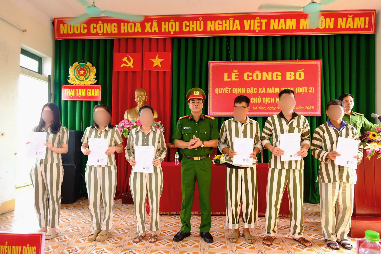 Đại tá Nguyễn Duy Đông Phó Giám đốc Công an tỉnh trao QĐ đặc xá cho các phạm nhân 2.jpg