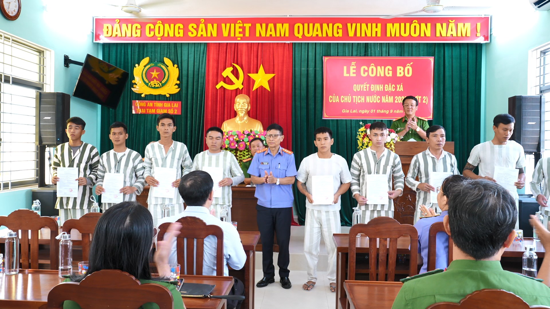 Lãnh đạo Viện kiểm sát nhân dân tỉnh Gia Lai trao quyết định đặc xá cho các phạm nhân.jpg