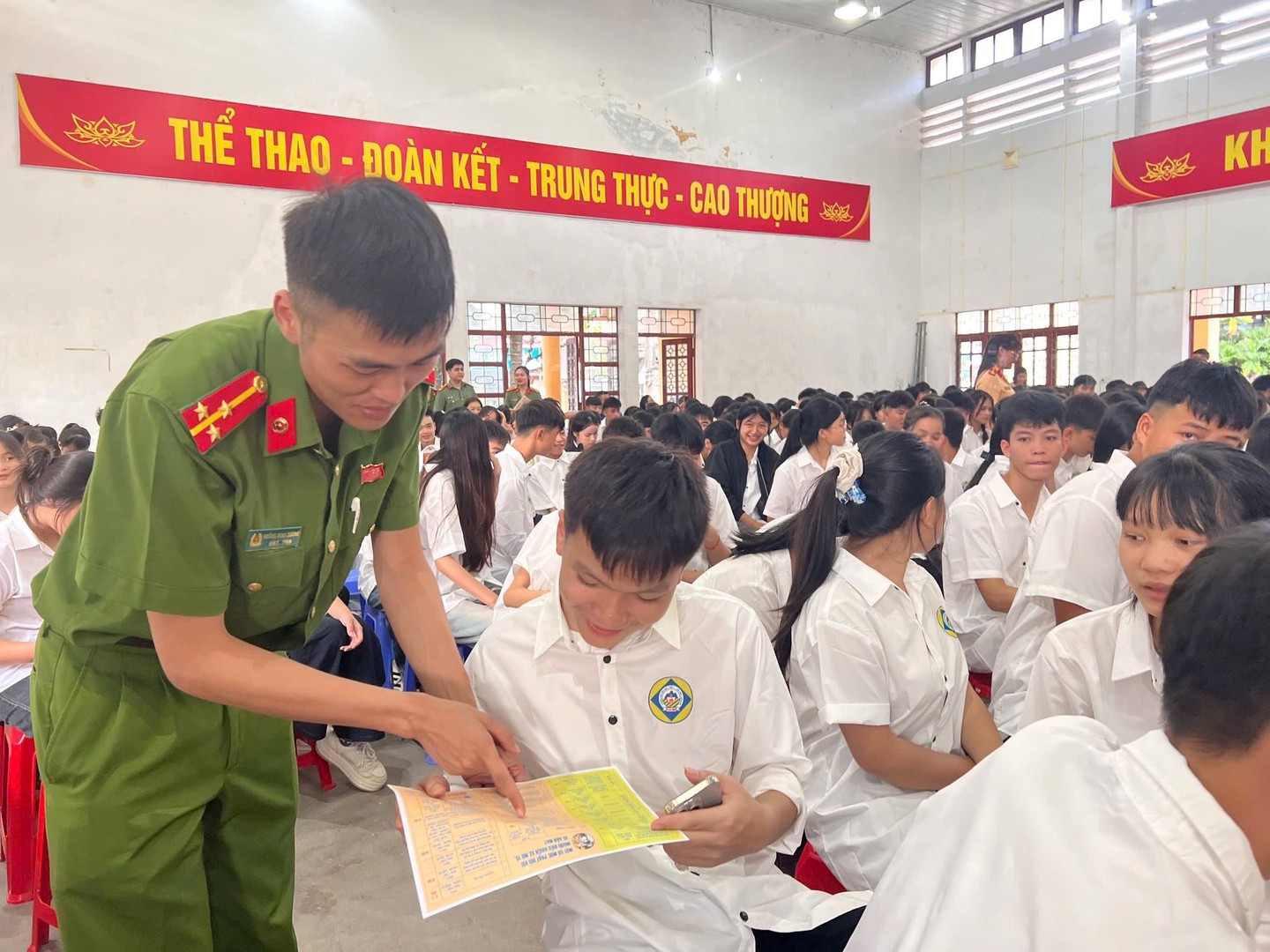 Ảnh 3. Cán bộ, chiến sĩ Công an tỉnh tuyên truyền pháp luật tại Trường THPT Bắc Sơn, xã Bắc Sơn.jpg