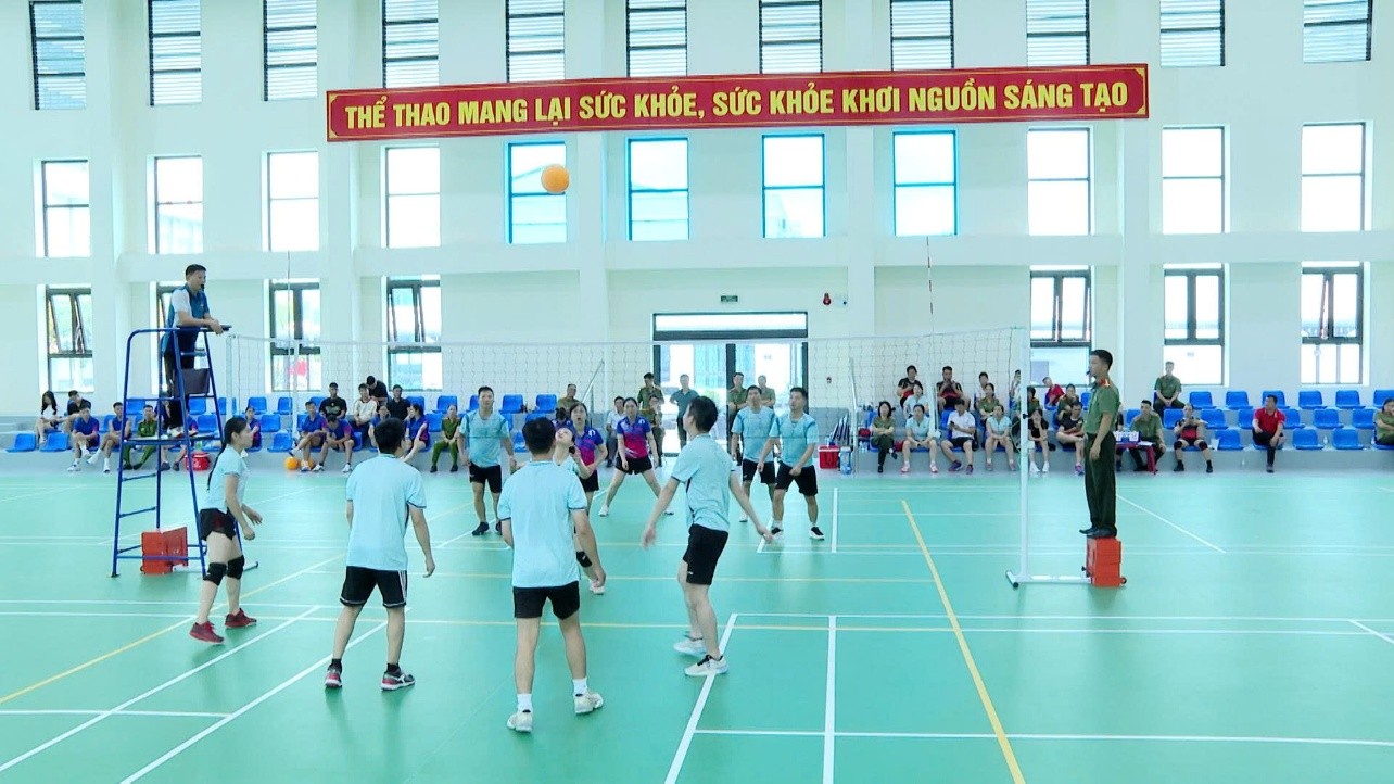 Ảnh 6. Trận đấu giao lưu bóng chuyền hơi giữa Cụm thi đua Xây dựng lực lượng - hậu cần với Cụm thi đau Cảnh sát 2, Công an tỉnh.jpg