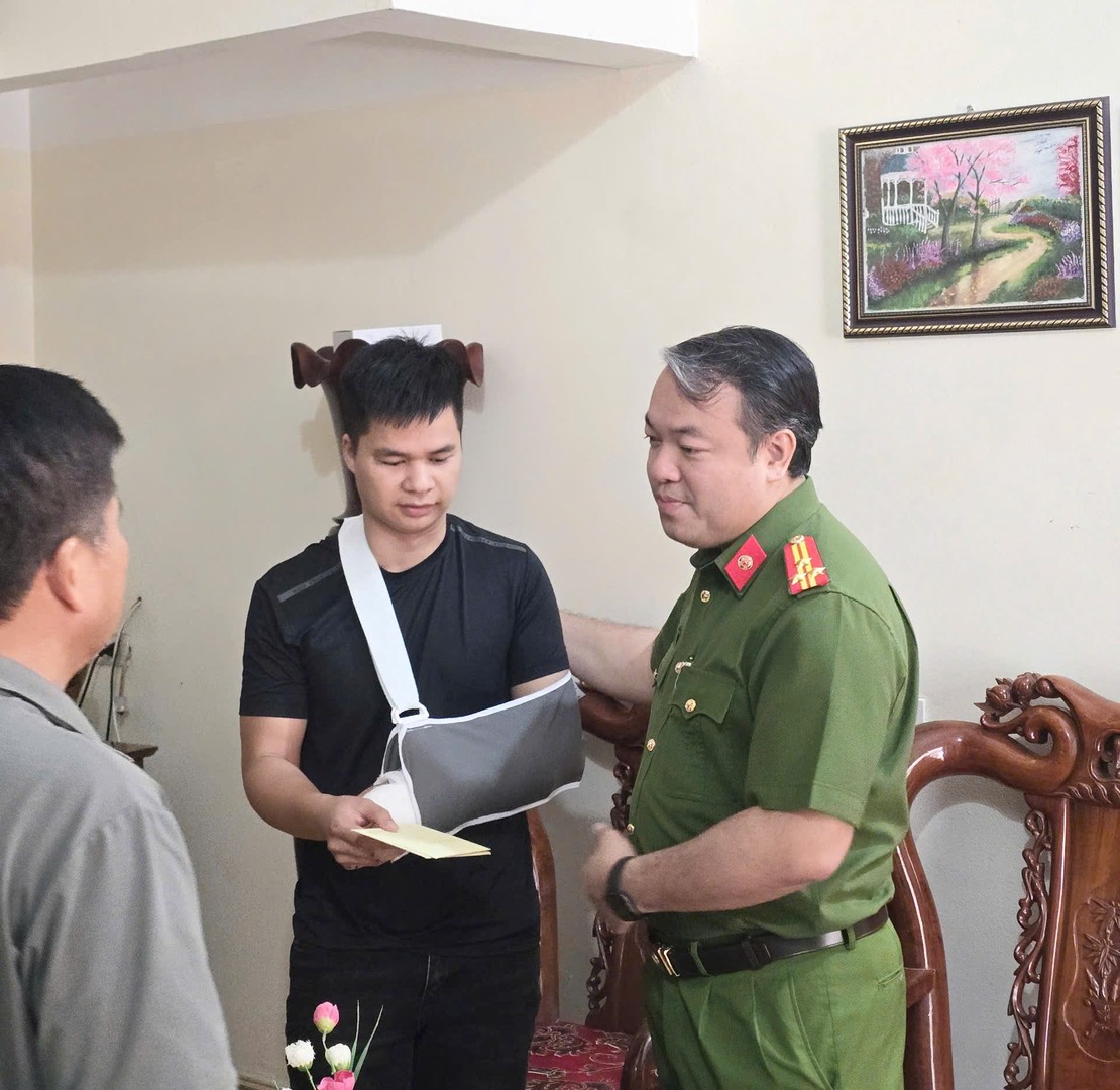 Ảnh 3. Lãnh đạo Công an tỉnh trao số tiền 5 triệu đồng trích từ quỹ nghĩa tình đồng đội của Công an tỉnh hỗ trợ đồng chí Nguyễn Văn Đức.jpg