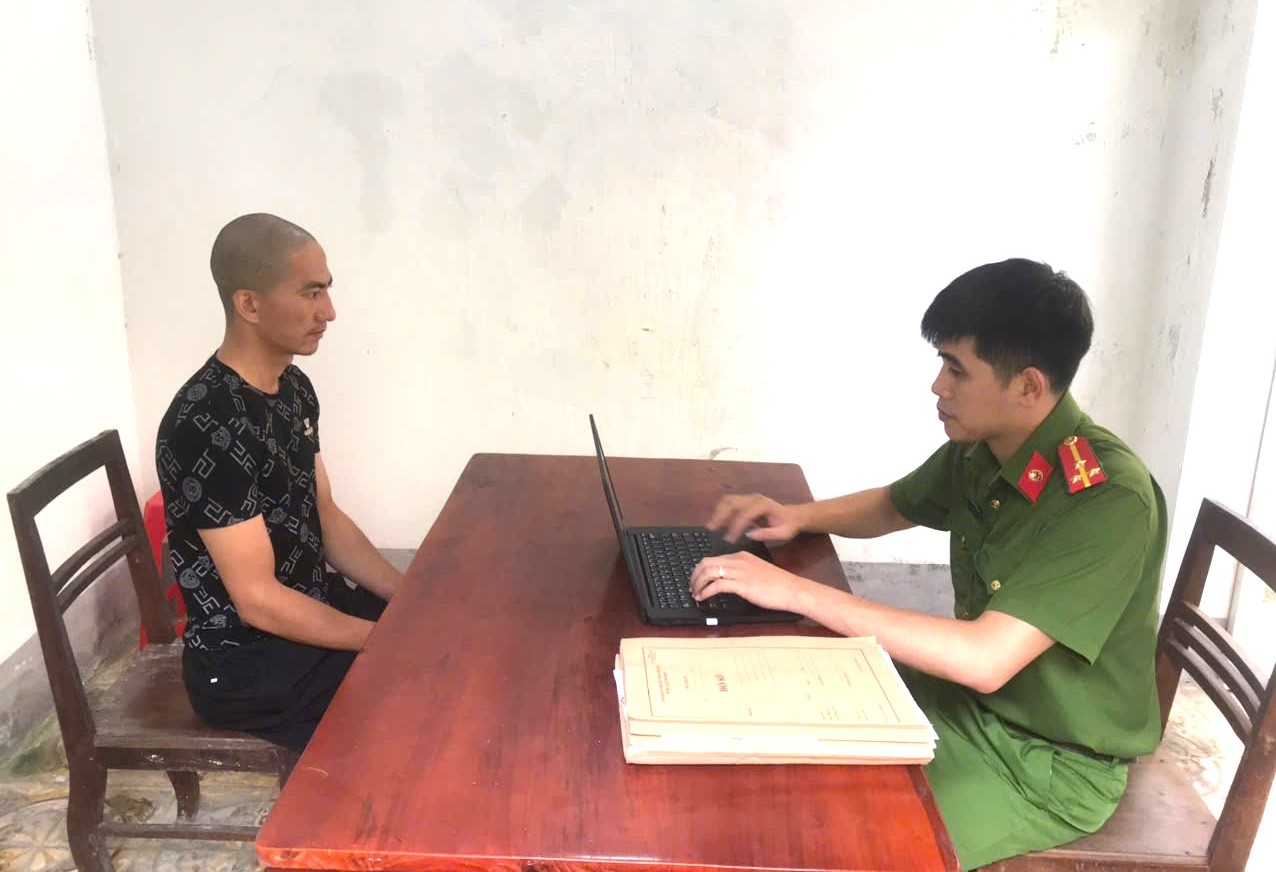 Đối tượng truy nã Thào A Dé tại cơ quan Công an.jpg