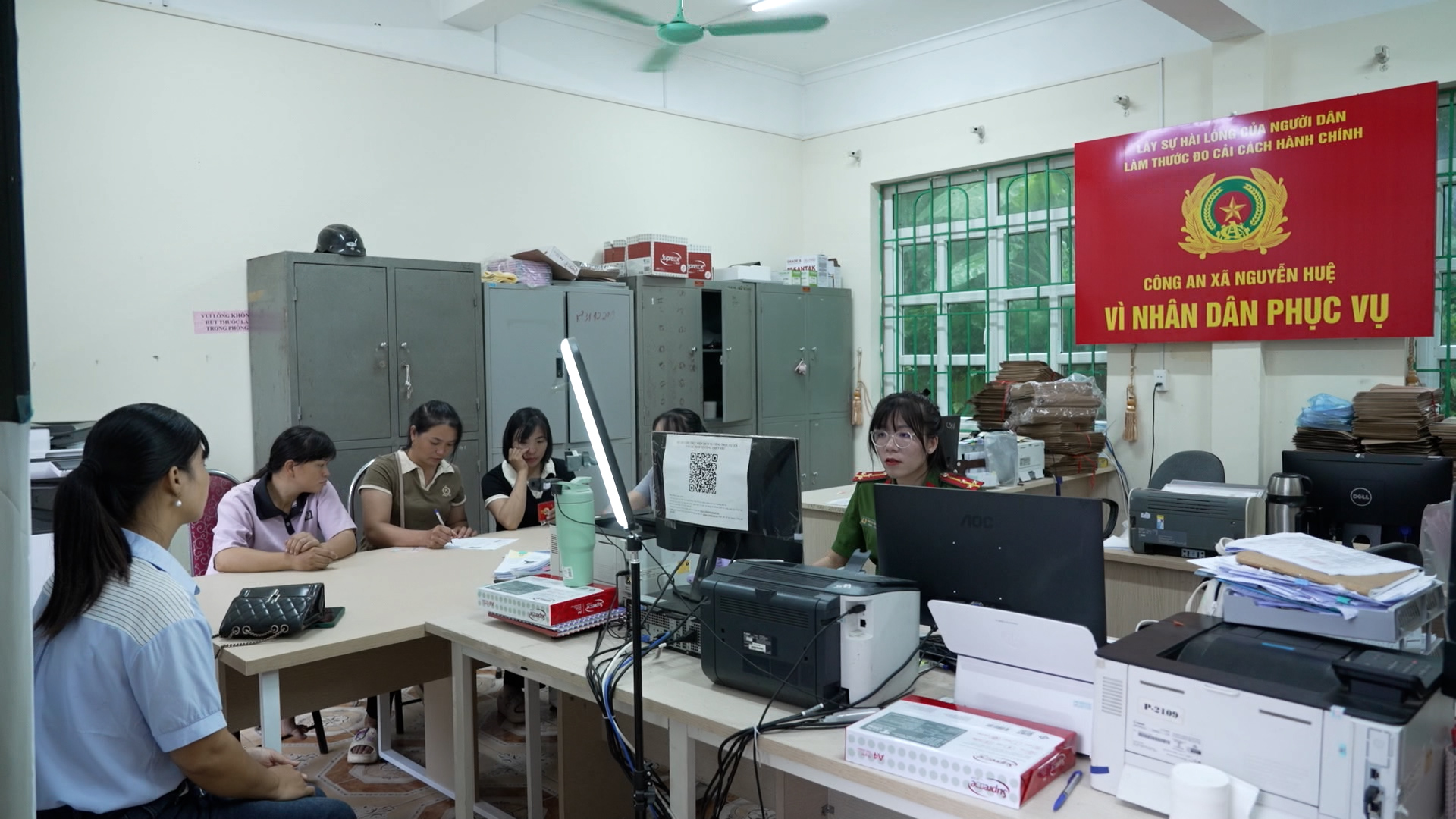 Người dân thực hiện thủ tục hành chính tại bộ phận “một cửa” Công an xã Nguyễn Huệ.jpg