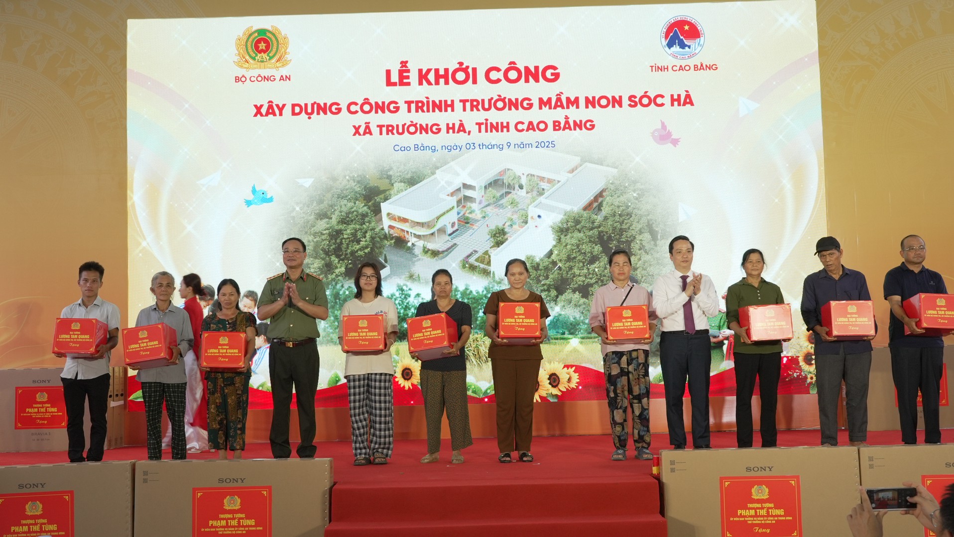 Thượng tướng Phạm Thế Tùng, Thứ trưởng BCA, đồng chí Lê Hải Hòa, Chủ tịch UBND tỉnh tặng quà cho các gia đình chính sách, người có công trên địa bàn.JPG