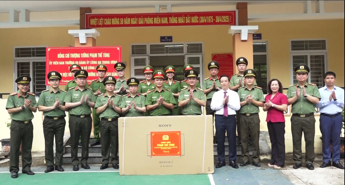 đồng chí Thứ trưởng thăm, tặng quà công an xã Trường Hà.JPG