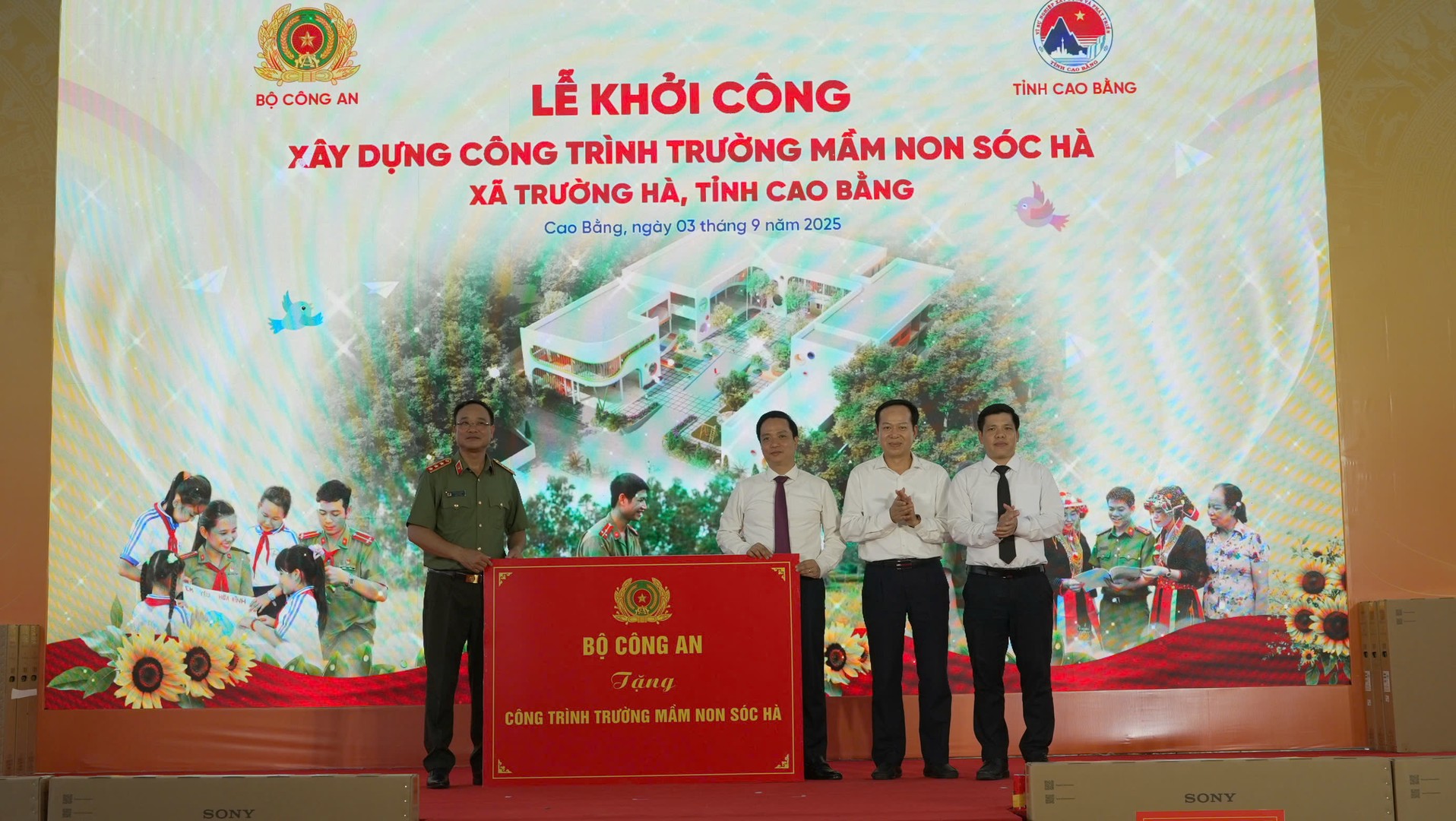 Thứ trưởng Phạm Thế Tùng trao kinh phí xây trường mầm non cho lahx đạo UBND tỉnh Cao Bằng.jpg