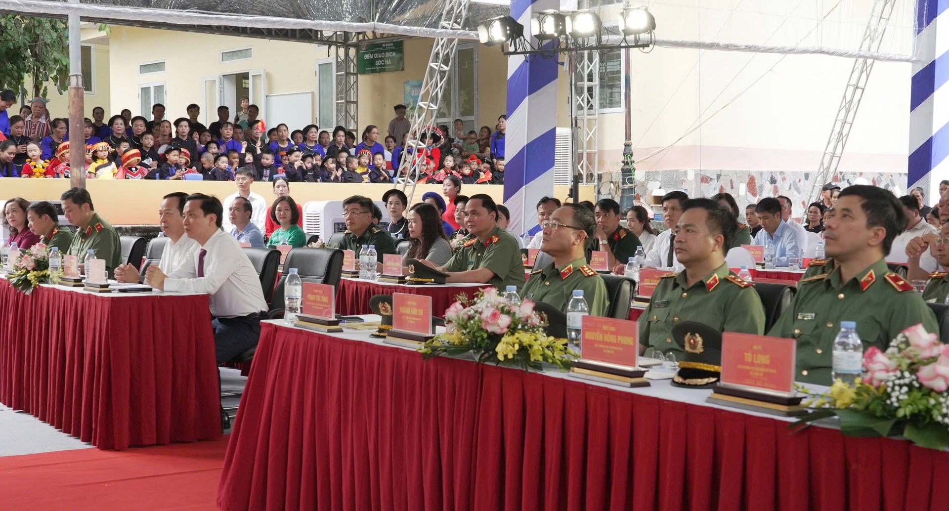 các đại biểu tham dự buổi lễ.jpg