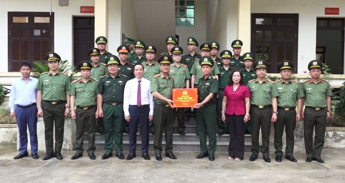 Đồng chí thứ trưởng đến thăm, tặng quà Đồn Biên phòng cửa khẩu Sóc Giang.JPG