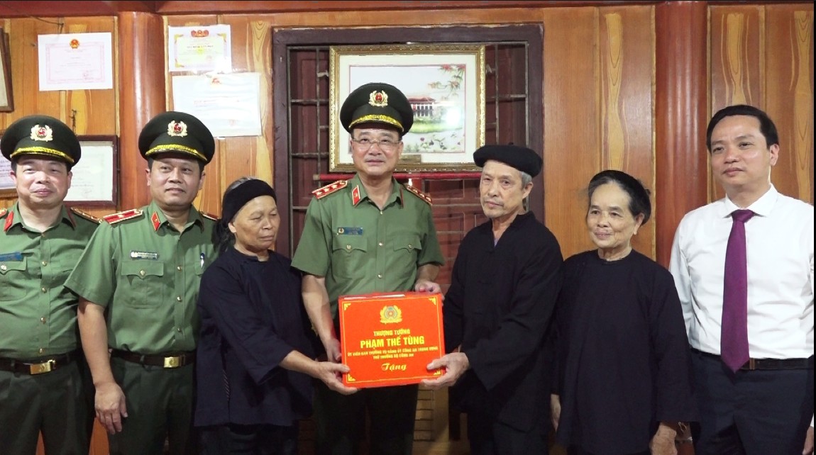 Thăm tặng quà gia đình chính sách trên địa bàn.JPG