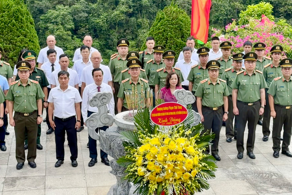 các đại biểu dâng hương tại Đền thờ.jpg