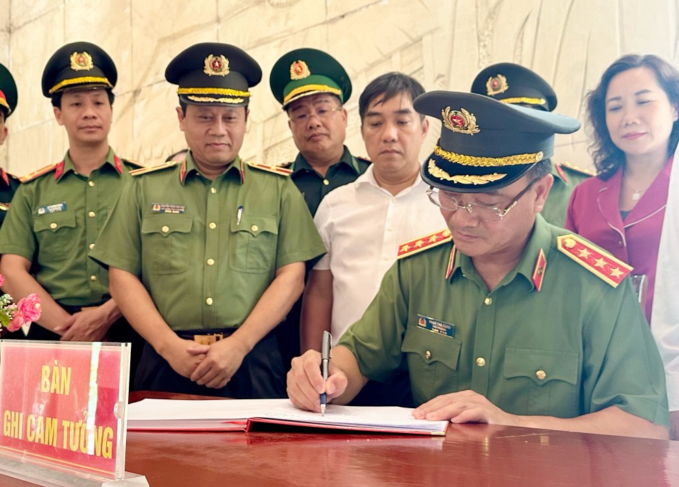 Đc Thứ trưởng Phạm Thế Tùng ghi cảm tưởng vào Sổ vàng lưu niệm.jpg