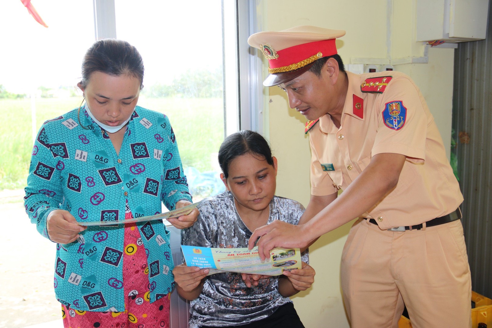 Hơn 2.000 tờ rơi tuyên truyền pháp luật về giao thông đường thủy nội địa được trao từng hộ dân.jpeg
