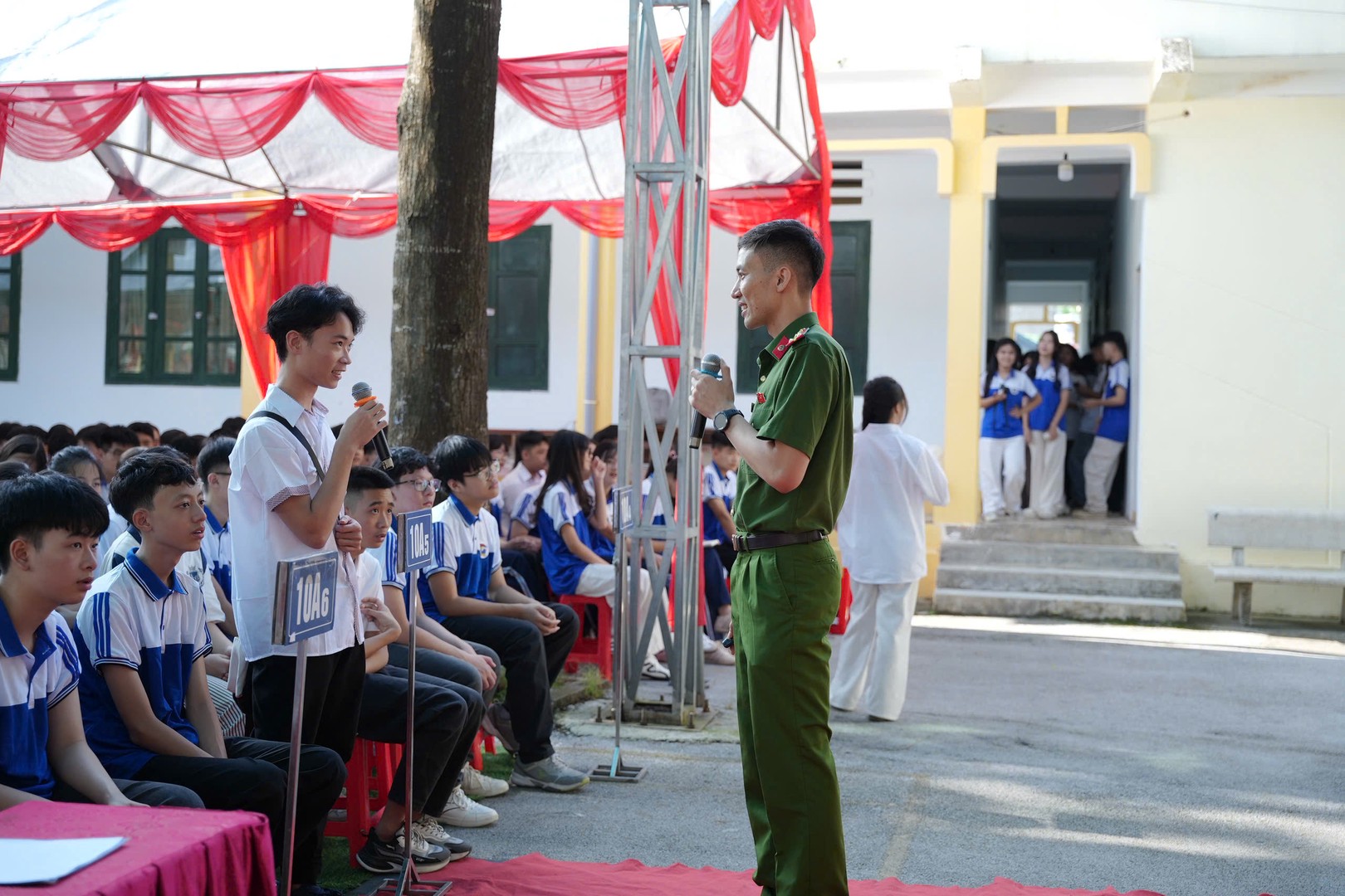 Ảnh 2. Học sinh trả lời câu hỏi giao lưu tại buổi tuyên truyền.jpg